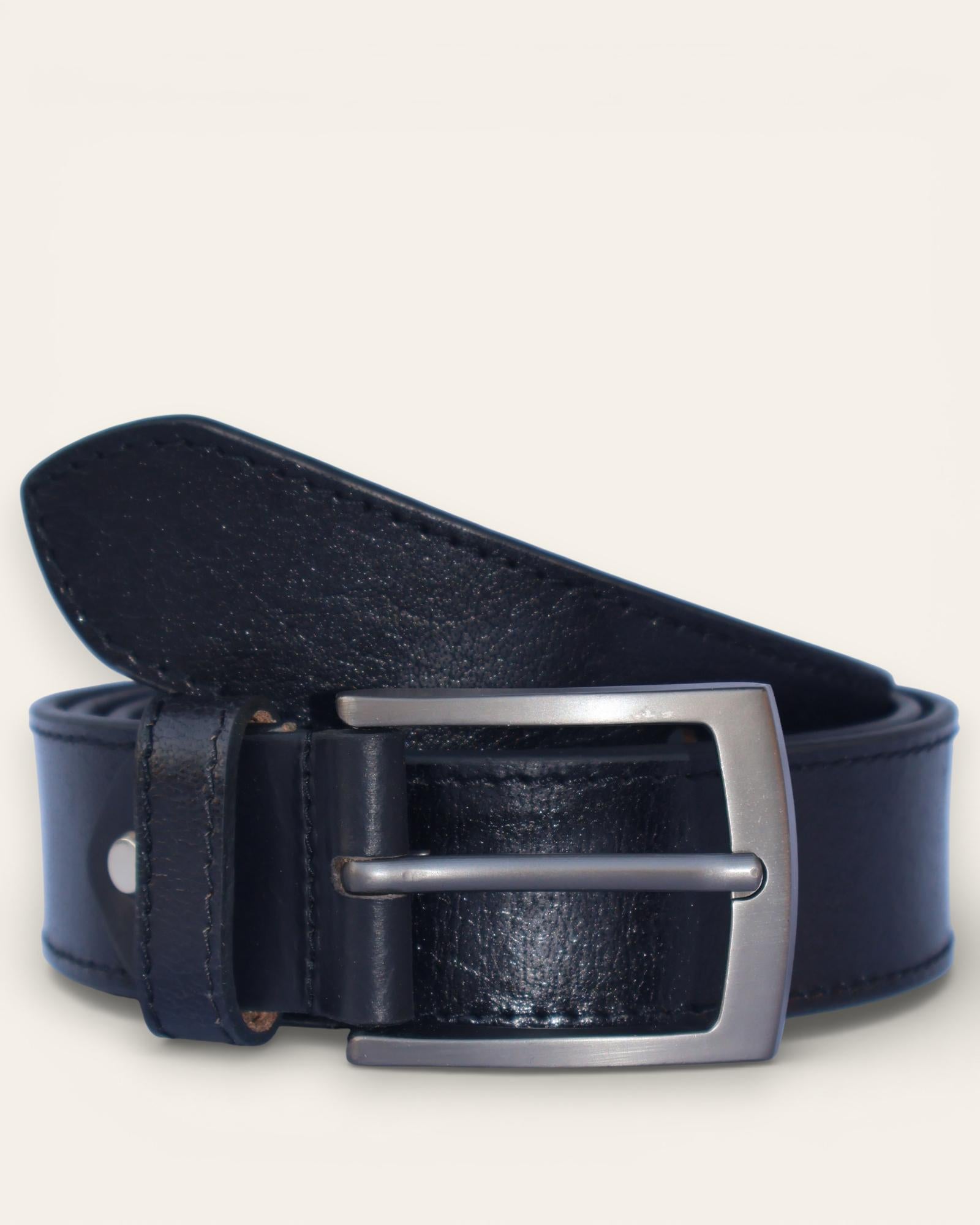 Real leather belt in black color, best for jeans
