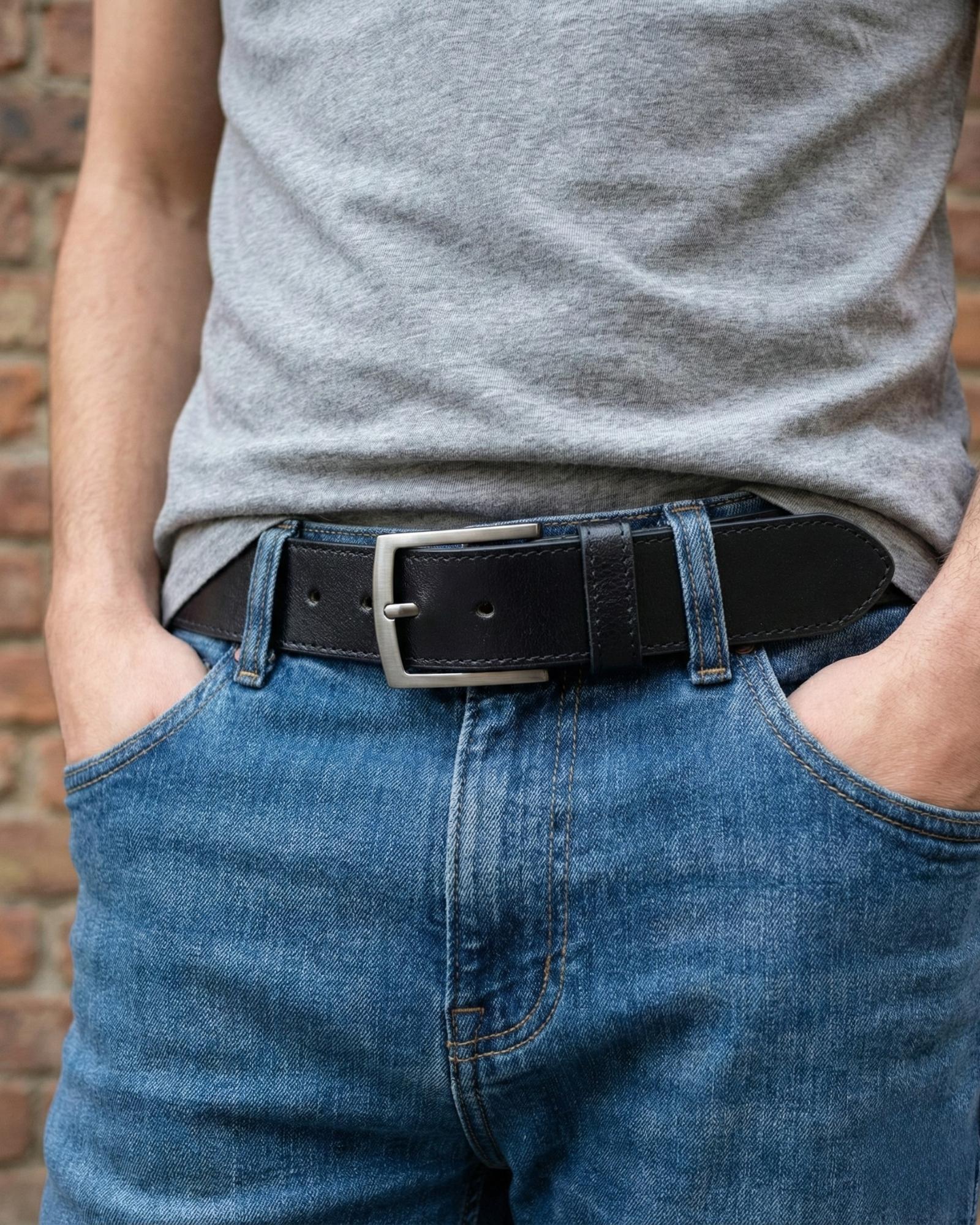 Real leather belt in black color, best for jeans