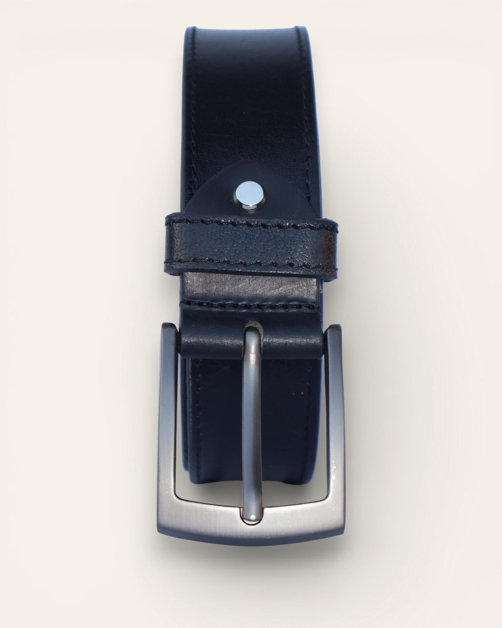 Real leather belt in black color, best for jeans