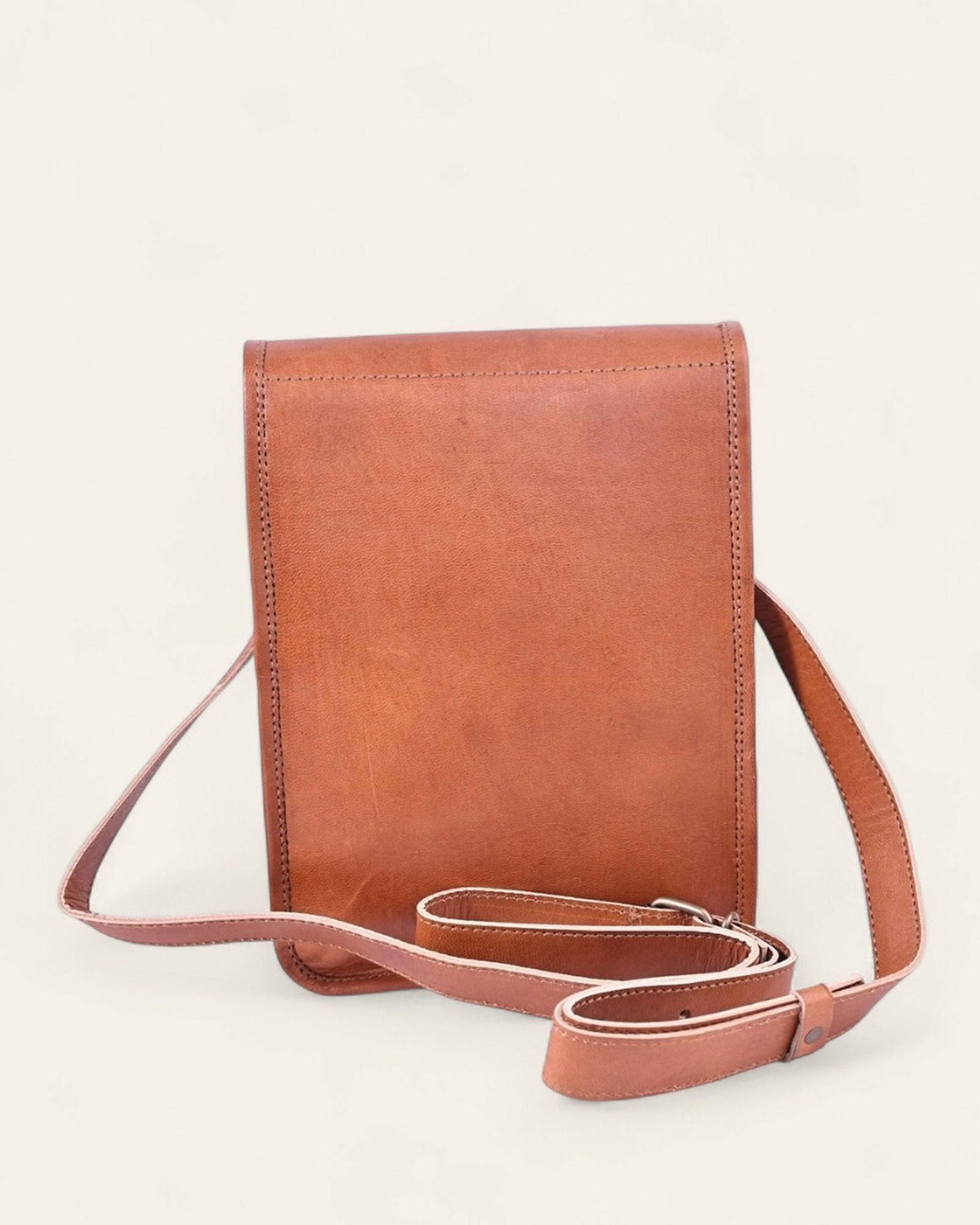 The Amer Sling — slim side profile with buckle closure